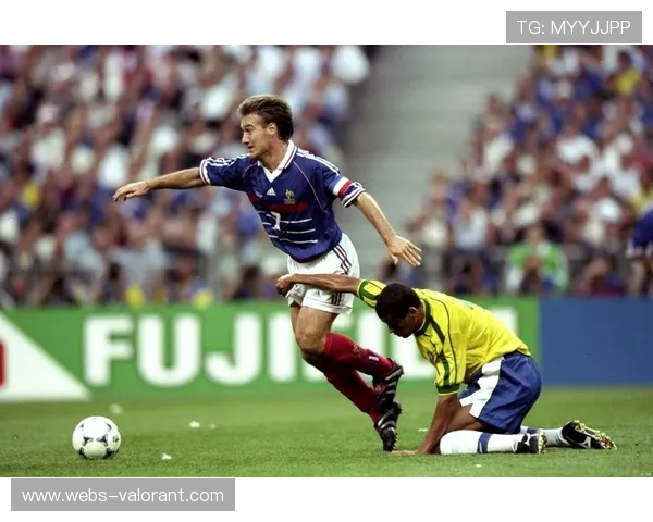 自由人防守稳健多次起球化解危机助力球队迅速发起犀利反击